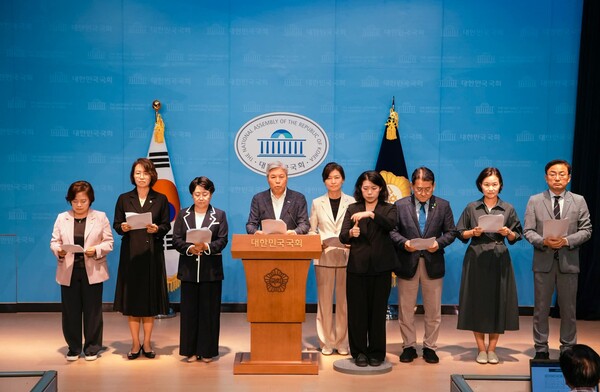 조국혁신당 '국민의힘 위헌정당 해산 청구' 기자회견. 16일 국회 소통관. 이해민 의원실.