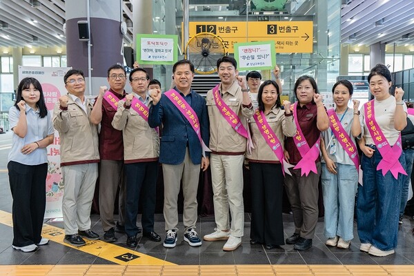 에스알은 16일(수) 수서역에서 강남구 보건소와 공동으로 생명존중문화 확산과 자살 예방 인식 개선을 위한 ‘생명 온(ON) 캠페인’을 열었다.(사진 왼쪽에서 다섯 번째·강병진 에스알 안전본부장)