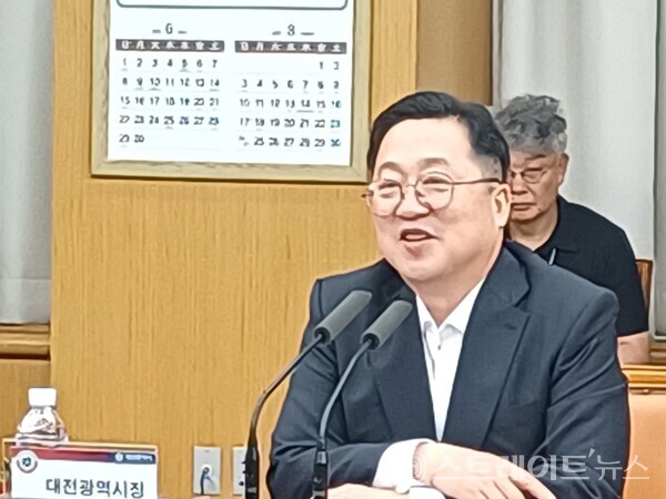 16일 이장우 시장이 축제추진위원회 위원들이 참석한 가운데 추진위원회를 열고 있다. 최미자 기자.