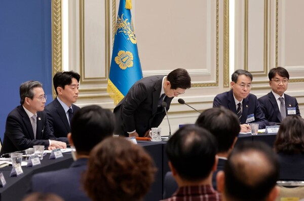 이재명 대통령이 16일 청와대 영빈관에서 '기억과 위로, 치유의 대화' 사회적 참사 유가족 간담회에서 참석 유가족들을 향해 허리 숙여 인사하고 있다. 연합뉴스. 