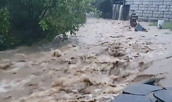 16일 밤부터 17일 새벽 내린 비로 범람한 충남 당진 면천면의 하천. 연합뉴스.