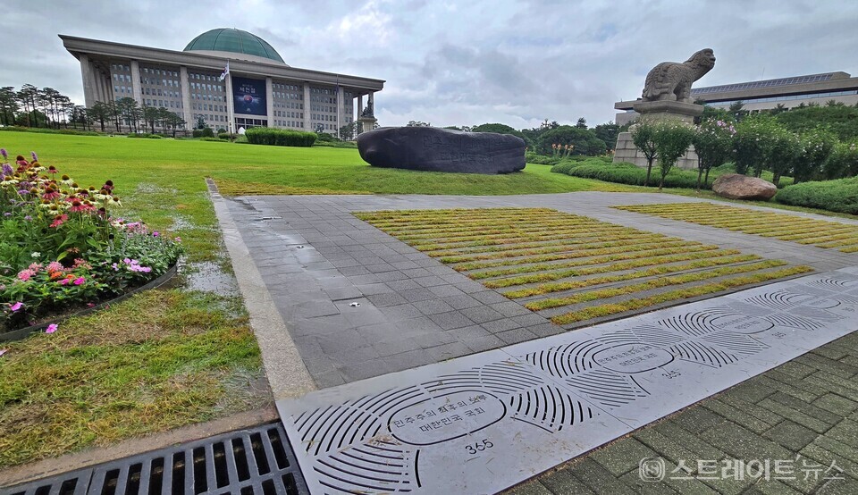 제헌절인 17일 오전 국회의사당 앞 해태상 옆에 '12.3 비상 계엄 해제' 상징석이 세워져 있다. 설인호 기자.