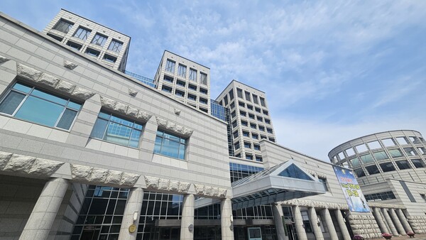 진주시 청사 전경.