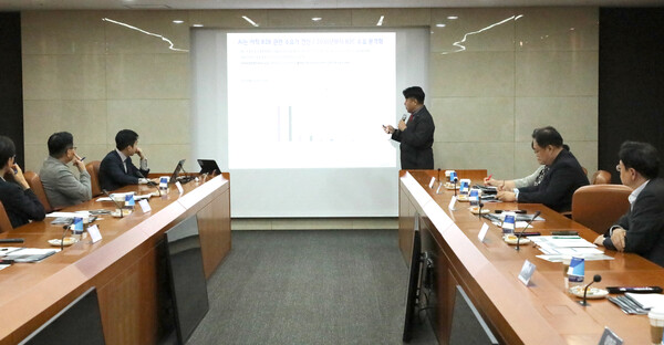‘AI 반도체 시장’에 대해 발표하는 현대차증권 노근창 리서치센터장. 현대차증권 제공.