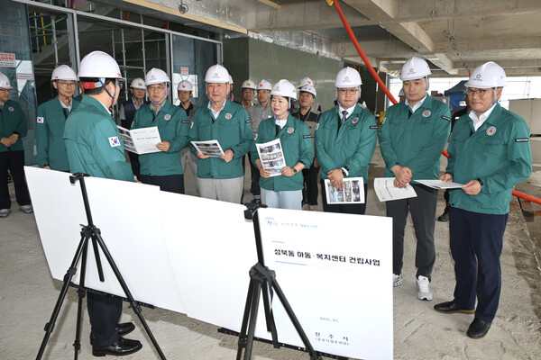 진주시의회 도시환경위원회 위원들이 성북동 아동복지센터 건립 현장에서 사업 추진 상황을 점검하고 있다. ⓒ진주시의회