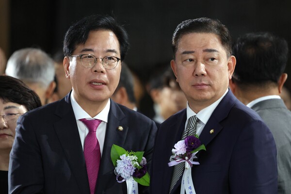 더불어민주당 김병기 당대표 직무대행 겸 원내대표(오른쪽), 국민의힘 송언석 비상대책위원장 겸 원내대표가 17일 서울 여의도 국회에서 열린 제77주년 제헌절 경축식에서 대화하고 있다. 연합뉴스. 