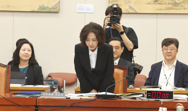 이진숙 사회부총리 겸 교육부 장관 후보자가 16일 국회 교육위원회에서 열린 인사청문회에서 인사를 하고 있다. 연합뉴스. 