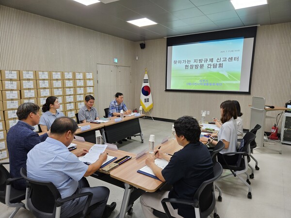사천시가 미생물발효재단에서 ‘찾아가는 지방규제신고센터’ 간담회를 열고 기관 관계자들과 규제 개선 방안을 논의하고 있다. ⓒ사천시