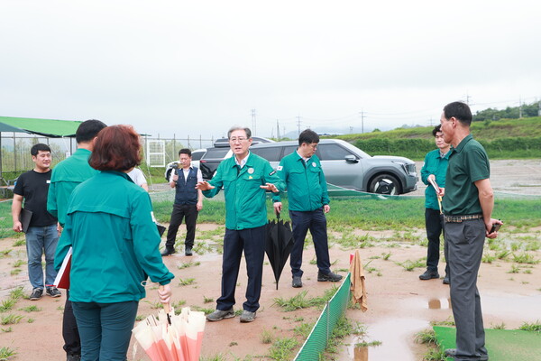 오태완 의령군수가 용덕면 파크골프장을 방문해 집중호우 대비 원격 자동 차단시설을 점검하고 있다. ⓒ의령군