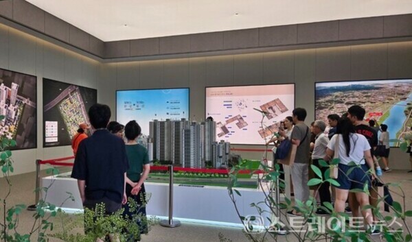 LH가 경기 고양시 고양장항지구 S1블록에서 선보인 공공분양(사진 : 모델하우스 내 방문객)이 사전청약 당첨자 중 28%가 본청약을 포기, 본청약 일반공급 물량이 234가구로 늘어난 가운데, 17일 실시된 특별공급 결과, 123가구 모집에 7019명이 지원해 평균 57.07 대 1의 경쟁률을 기록했다. 김태현 기자