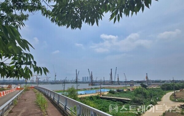 LH가 경기 고양시 고양장항지구 S1블록에서 선보인 공공분양(사진 : 모델하우스 내 방문객)이 사전청약 당첨자 중 28%가 본청약을 포기, 본청약 일반공급 물량이 234가구로 늘어난 가운데, 17일 실시된 특별공급 결과, 123가구 모집에 7019명이 지원해 평균 57.07 대 1의 경쟁률을 기록했다. 김태현 기자