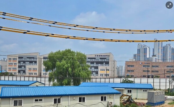 LH가 경기 고양시 고양장항지구 S1블록에서 선보인 공공분양의 입주자 자녀가 다닐 유치원과 초등학교. 김태현 기자