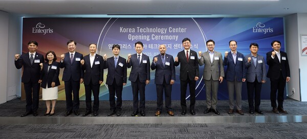 경기도 안산시 한양대 캠퍼스 내에 세계적 기업인 코리아 인테그리스 코리아 테크놀로지 센터(KTC) 준공식 후 고영인 경기도 경제부지사(중앙) 등 내외빈 인사가 기념촬영을 하고 있다.경기도 제공.