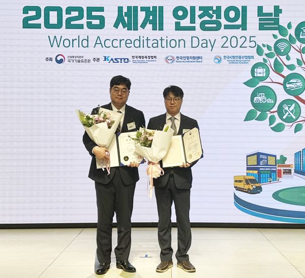 '2025 세계 인정의 날' 기념식에서 국가기술표준원장 표창을 수상한 현대제철 조영준 시험검정팀장이 기념촬영하고 있다. 왼쪽부터 현대제철 조영준 시험검정팀장, 박봉구 선강후판품질실장. 현대제철 제공