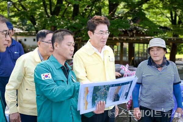 노관규 시장이 18일 황전천 용서교를 찾아 현장 상황을 긴급 점검하고 있다.사진/순천시