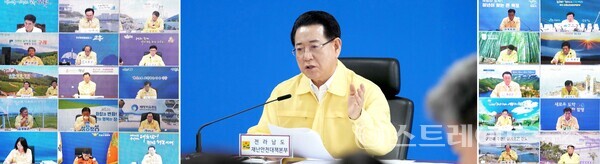 김영록 지사가 18일 오후 도청 재난종합상황실에서 실국장과, 영상으로 시군 부단체장들이 참석한 가운데 집중호우 대비 대처사항 점검회의를 주재하고 있다.사진/전남도