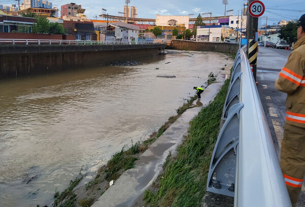 18일 광주 북구 신안교에서 경찰과 소방대원들이 실종자를 수색하고 있다. 연합뉴스. 