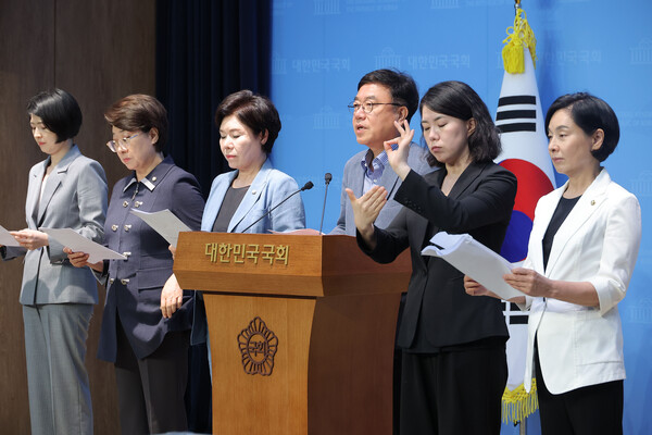 국회 여성가족위원회 소속 국민의힘 의원들이 16일 국회 소통관에서 강선우 여성가족부 장관 후보자 사퇴를 촉구하는 기자회견을 하고 있다. 연합뉴스. 