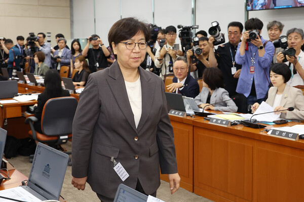 정은경 보건복지부 장관 후보자가 18일 국회 보건복지위원회에서 열린 인사청문회에서 선서문을 제출한 뒤 돌아서 자리로 향하고 있다. 연합뉴스. 