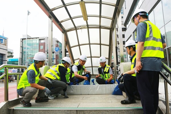 대전교통공사는 18일, 경영진 주관으로 집중호우에 침수 취약지역인 유등천 인접 용문역 출입구에서 차수판을 설치하며, 현장 상황을 긴급점검하고 있다. 가운데 왼쪽 대전교통공사 박필우 기술이사. 대전교통공사 제공.