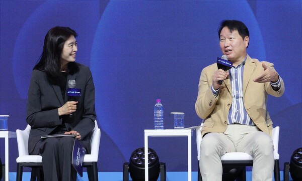 대한상의 하계포럼 AI 토크쇼에서 발언하는 최태원 대한상의 회장(오른쪽)과 정신아 카카오 대표. 대한상의 제공