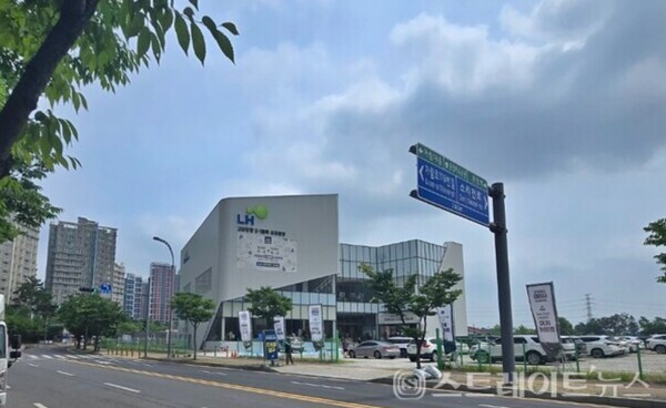 LH가 경기 고양시 고양장항지구 S1블록에서 선보인 공공분양(사진 : 모델하우스)이 사전청약 당첨자 중 28%가 본청약을 포기, 본청약 일반공급 물량이 234가구로 늘어난 가운데, 청약홈이 18일 일반공급을 실시한 결과 47 대 1이 웃도는 호성적을 거뒀다. 김태현 기자