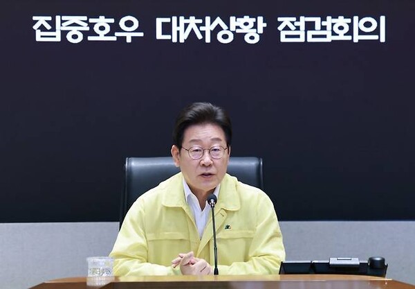 18일 중앙재난안전상황실 서울상황센터에서 집중호우 대처상황 점검회의를 주재하고 있는 이재명 대통령. 연합뉴스.