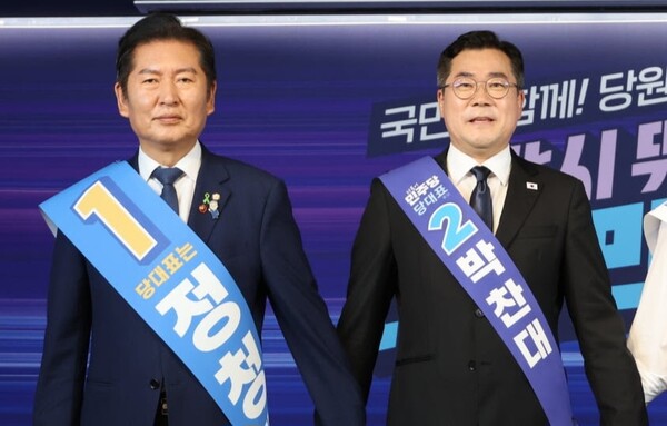 20일 서울 여의도 당사에서 열린 더불어민주당 영남권 합동연설회 무대에서 인사중인 정청래 당대표 후보(왼쪽)와 박찬대 후보. 연합뉴스. 