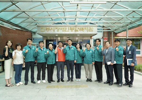 진주시의회 경제복지위원회 위원들이 진주시장애인종합복지관을 방문해 운영 현황을 점검한 뒤 기념촬영을 하고 있다. ⓒ진주시의회