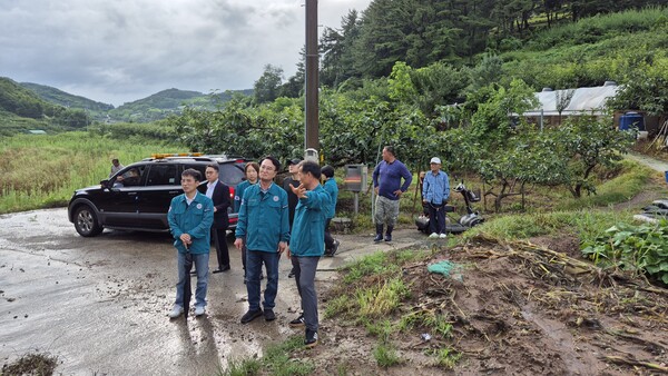 박동식 사천시장이 침수 피해 현장을 찾아 상황을 점검하고 있다. ⓒ사천시