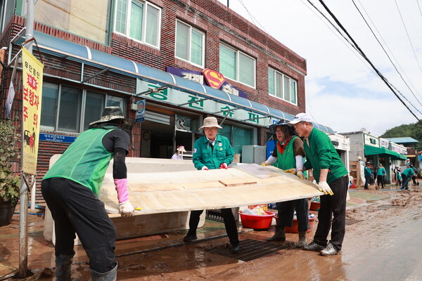 오태완 의령군수(가운데)와 자원봉사자들이 수해 복구 작업에 나서고 있다. ⓒ의령군