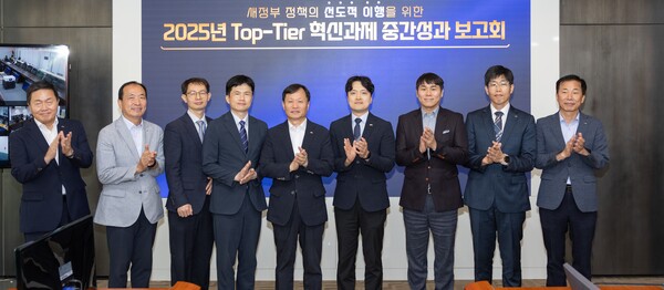 한국서부발전은 21일 충남 태안 본사에서 이정복 사장(가운데) 주재로 ‘코웨포(KOWEPO·KOrea WEstern POwer) 미래성장위원회 출범식’을 개최했다.