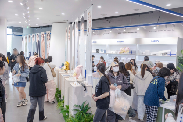 올해 4~5월 난징에서 열린 'Artist-Made Collection by SEVENTEEN' 팝업에서 방문객들이 팝업을 둘러보고 있다. 하이브 제공