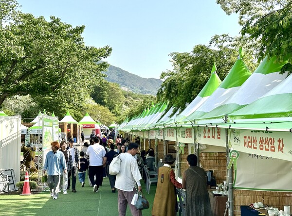 관람객들이 하동야생차문화축제 행사장을 둘러보고 있다. ⓒ하동