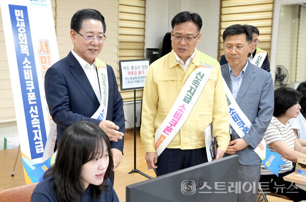 민생회복 소비쿠폰 지급 첫날인 21일 김영록 전라남도지사가 목포시 부주동 행정복지센터를 방문, 관계자들을 격려하고 도민들과 인사를 나누고 있다.사진/전남도