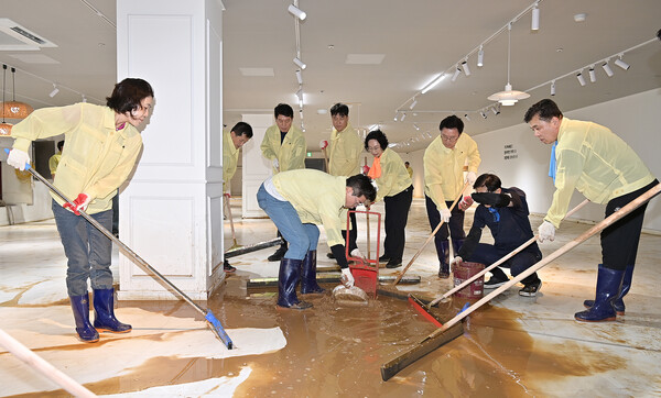 서구의회 전승일 의장과 의원들이 21일 침수 피해를 입은 관내 한 업소을 찾아 복구 활동을 펼치고 있다./서구의회