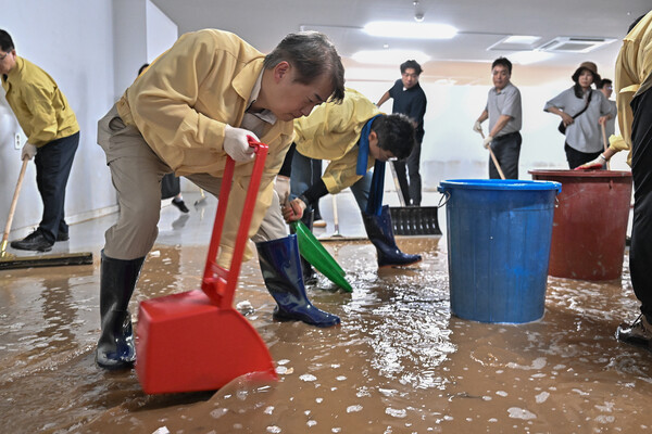 김이강 청장이 21일 집중호우 침수 피해를 입은 관내 한 가구점을 찾아 자원봉사자들과 복구 작업에 힘을 보탰다./서구