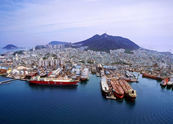 HJ중공업이 부산 영도조선소(사진)에서 인터내셔널마린, 오리엔트조선 등 부산·경남 지역 선박 수리 및 장비 전문기업 10곳과 함께 MRO 클러스터 협의체’ 업무협약을 체결했다. HJ중공업 제공