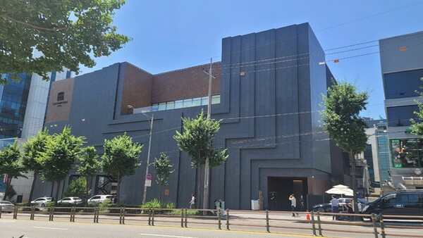 일레븐건설이 서울 용산구 이태원동 22-34번지 용산 유엔군사령부 터에 선보인 ‘더파크사이드 스위트’의 견본주택. '더파크사이드 스위트'는 용산공원을 마주보고 있다. 청약홈은 775실을 모집하는 이 오피스텔 청약에 1296건이 접수, 평균 1.67 대 1의 경쟁률을 기록했다고 밝혔다.