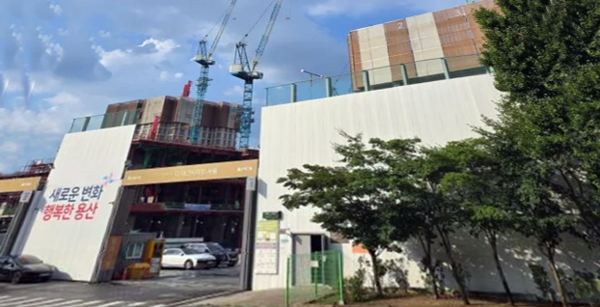 일레븐건설이 서울 용산구 이태원동 22-34번지 용산 유엔군사령부 터에 선보인 ‘더파크사이드 스위트’의 견본주택. '더파크사이드 스위트'는 용산공원을 마주보고 있다. 청약홈은 775실을 모집하는 이 오피스텔 청약에 1296건이 접수, 평균 1.67 대 1의 경쟁률을 기록했다고 밝혔다.