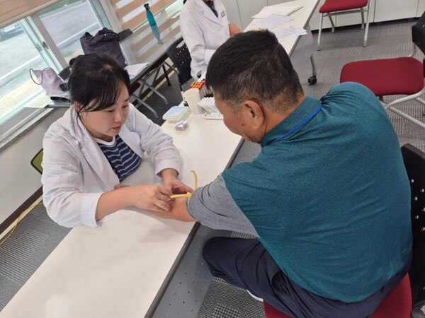 치매 조기 예측 및 정밀 진단 검사를 위한 혈액검사를 하고 있다.사진/보성군