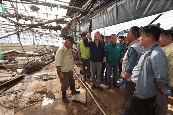 경남 폭우 현장을 돌아보며 복구 지원을 위한 대책 마련에 나선 강호동 회장. 농협중앙회 제공.