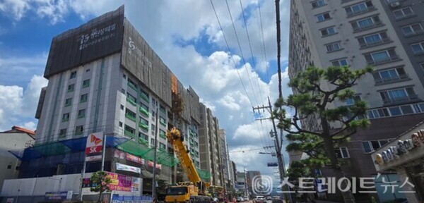 제주 늘푸른종합건설이 제주시 외도일동 499-3번지에 짓고 있는 '외도 성원상떼빌' 건설현장. 22일 청약홈은 이 단지 1순위 공급 결과, 83가구 모집에 40명이 지원, 평균 0.48 대 1의 경쟁률을 기록했다고 밝혔다. 김태현 기자