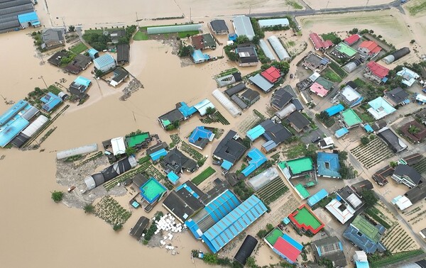 17일 집중호우로 침수된 충남 예산군 삽교읍 용동3리. 연합뉴스.