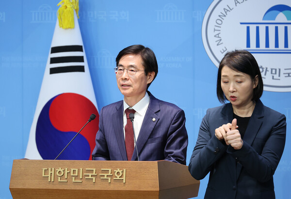 국민의힘 조경태 의원이 23일 서울 여의도 국회 소통관에서 혁신후보 단일화 촉구 관련 기자회견을 하고 있다. 연합뉴스. 