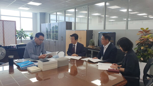 조규일 시장이 유병서 예산실장을 만나 지역 현안 사업에 대한 국비 지원을 요청하고 있다. ⓒ진주시