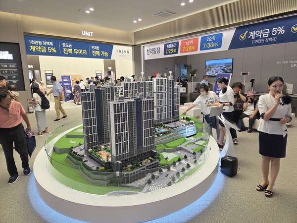 대한토지신탁과 두산에너빌리티가 강원 삼척시 교동 205-6번지에 공급하는 '트리븐 삼척' 견본주택. 청약홈은 28일 특별공급에 이어 29~30일 일반공급 청약을 진행한다. 두산에너빌리티 제공