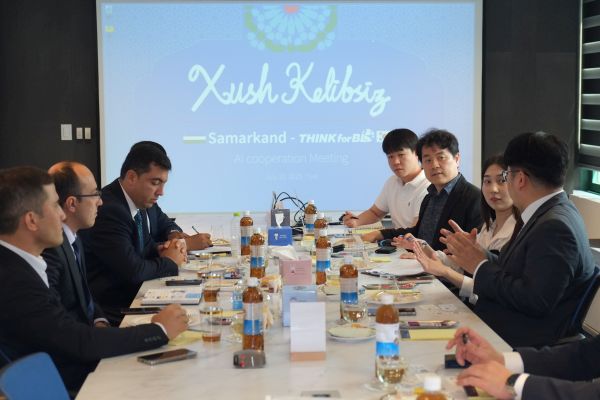 우즈베키스탄 사마르칸트 주 정부 고위 대표단과 씽크포비엘‧한국SW테스팅협회가 현지 교류‧사업을 위한 협의를 진행하고 있는 모습. 씽크포비엘 제공
