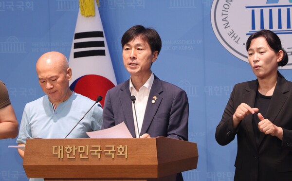 사회민주당 한창민 의원은 노동시민단체와 함께 24일 국회 소통관에서 기자회견을 열고 '간접고용노동자 고용승계 의무화 법(근로기준법 일부개정법률안)'을 대표발의했다. 한창민 의원이 발언하고 있다. 의원실. 