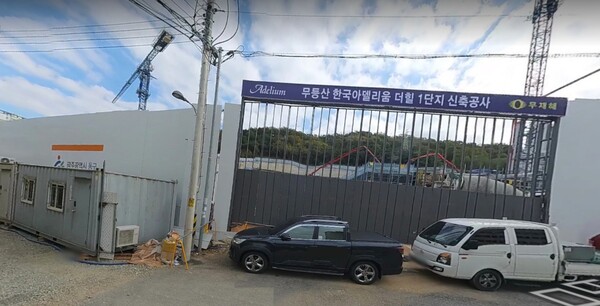 SM스틸 건설부문이 시행·시공해 광주광역시 동구 산수동 산 67-23번지 일원에 공급하는 '무등산 경남아너스빌 디원'는 무등산국립공원 숲세권이나 인근 단지 대비 1.2억 고가에 고갯길, 좁은 소로 등으로 현지에서는 청약 성적을 크게 기대하지 않는 분위기다. 사진은 이 단지와 연접한 남측 '무등산 한국아델리움 더힐1단지'의 수년 전 공사현장 모습. 카카오/국토지리연구원 제공